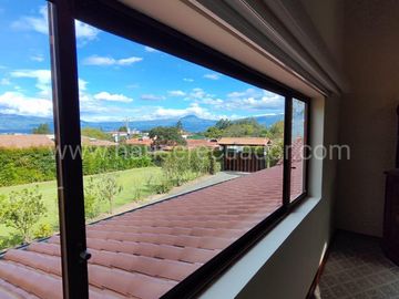 Casa con Dormitorio en Planta Baja y Cabaña | Terreno bifamiliar de 2.875 m2 en Urbanización Privada