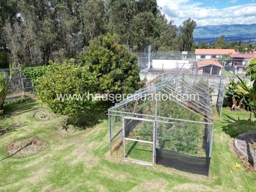 Casa con Dormitorio en Planta Baja y Cabaña | Terreno bifamiliar de 2.875 m2 en Urbanización Privada