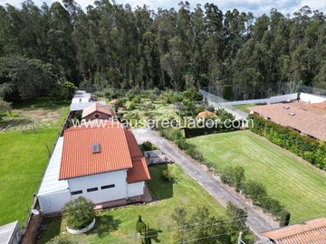 Casa con Dormitorio en Planta Baja y Cabaña | Terreno bifamiliar de 2.875 m2 en Urbanización Privada