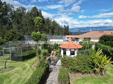 Casa con Dormitorio en Planta Baja y Cabaña | Terreno bifamiliar de 2.875 m2 en Urbanización Privada