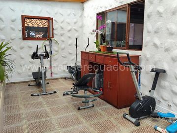 Casa con Dormitorio en Planta Baja y Cabaña | Terreno bifamiliar de 2.875 m2 en Urbanización Privada
