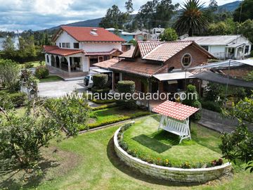 Casa con Dormitorio en Planta Baja y Cabaña | Terreno bifamiliar de 2.875 m2 en Urbanización Privada