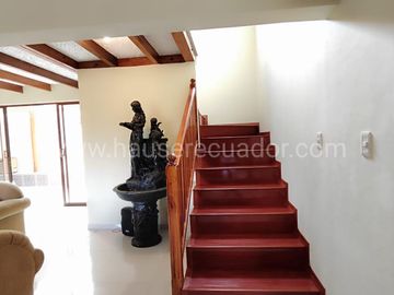 Casa con Dormitorio en Planta Baja y Cabaña | Terreno bifamiliar de 2.875 m2 en Urbanización Privada