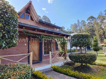 Casa con Dormitorio en Planta Baja y Cabaña | Terreno bifamiliar de 2.875 m2 en Urbanización Privada