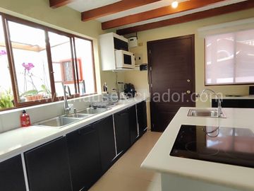 Casa con Dormitorio en Planta Baja y Cabaña | Terreno bifamiliar de 2.875 m2 en Urbanización Privada