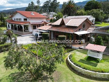 Casa con Dormitorio en Planta Baja y Cabaña | Terreno bifamiliar de 2.875 m2 en Urbanización Privada
