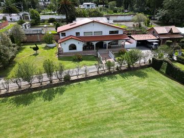 Casa con Dormitorio en Planta Baja y Cabaña | Terreno bifamiliar de 2.875 m2 en Urbanización Privada