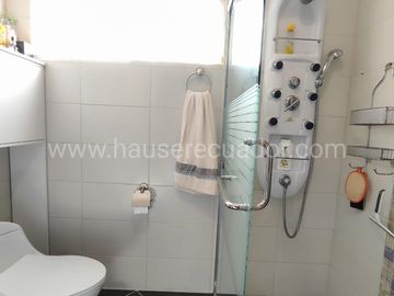 Casa con Dormitorio en Planta Baja y Cabaña | Terreno bifamiliar de 2.875 m2 en Urbanización Privada