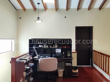 Casa con Dormitorio en Planta Baja y Cabaña | Terreno bifamiliar de 2.875 m2 en Urbanización Privada