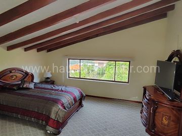 Casa con Dormitorio en Planta Baja y Cabaña | Terreno bifamiliar de 2.875 m2 en Urbanización Privada
