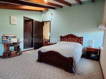 Casa con Dormitorio en Planta Baja y Cabaña | Terreno bifamiliar de 2.875 m2 en Urbanización Privada