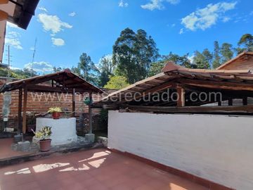 Casa con Dormitorio en Planta Baja y Cabaña | Terreno bifamiliar de 2.875 m2 en Urbanización Privada