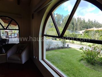 Casa con Dormitorio en Planta Baja y Cabaña | Terreno bifamiliar de 2.875 m2 en Urbanización Privada