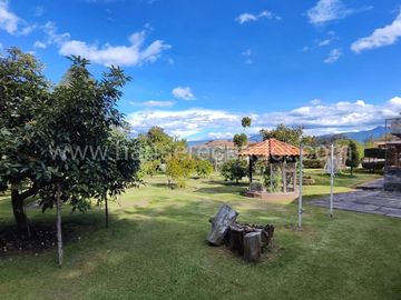 Casa con Dormitorio en Planta Baja y Cabaña | Terreno bifamiliar de 2.875 m2 en Urbanización Privada