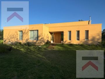 Casa 4 dormitorios piscina gran lote 2170m2 Barrio Chacras de la Reserva Cardales