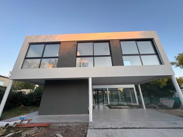 Casa de 4 dormitorios en venta en Haras Santa Maria, Escobar