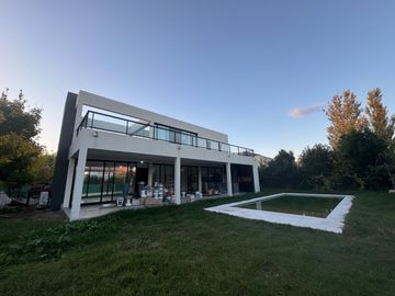 Casa de 4 dormitorios en venta en Haras Santa Maria, Escobar