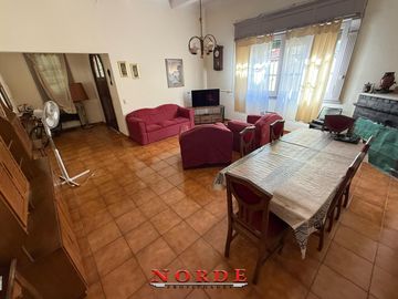 VENTA  • CASA • 4 AMBIENTES  • PATIO • COCHERA  • PISCINA