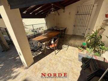 VENTA  • CASA • 4 AMBIENTES  • PATIO • COCHERA  • PISCINA