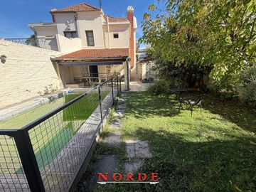 VENTA  • CASA • 4 AMBIENTES  • PATIO • COCHERA  • PISCINA