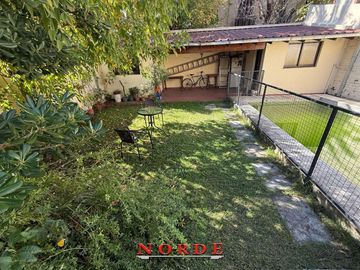 VENTA  • CASA • 4 AMBIENTES  • PATIO • COCHERA  • PISCINA
