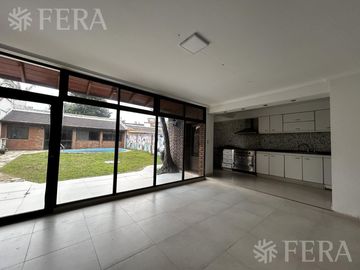 Casa de 6 ambientes con piscina y cochera en Don Bosco