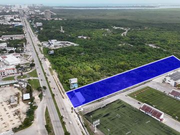 Terreno en Venta de 13,982 mts, sobre Avenida Luis D Colosio en Cancún