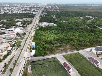 Terreno en Venta de 13,982 mts, sobre Avenida Luis D Colosio en Cancún