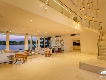 Casa en Venta en Lagos del Sol de 4 Recamaras