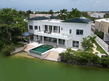 Casa en Venta en Lagos del Sol de 4 Recamaras