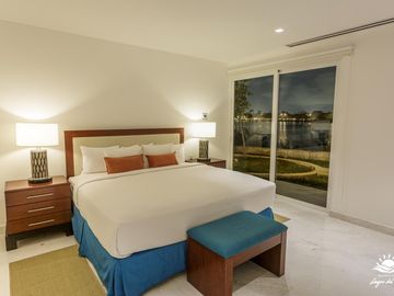 Casa en Venta en Lagos del Sol de 4 Recamaras