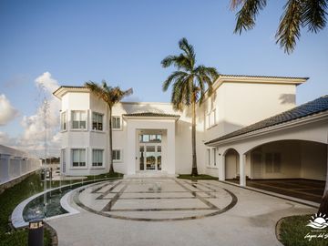 Casa en Venta en Lagos del Sol de 4 Recamaras