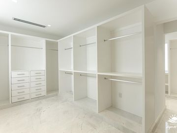 Casa en Venta en Lagos del Sol de 4 Recamaras
