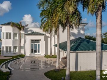 Casa en Venta en Lagos del Sol de 4 Recamaras
