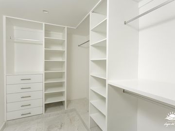 Casa en Venta en Lagos del Sol de 4 Recamaras