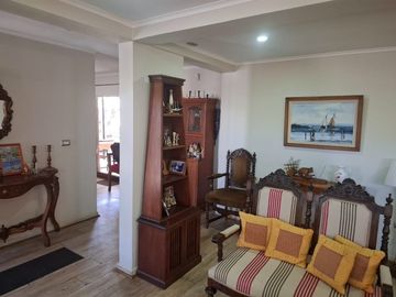 Linda casa de un piso, en Calle Ramón Olate