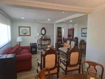 Linda casa de un piso, en Calle Ramón Olate