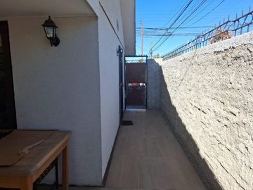 Linda casa de un piso, en Calle Ramón Olate