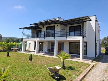 Linda Casa estilo Mediterráneo, en Sector Llepo