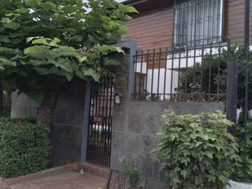 Casa de Dos Pisos en Avda Pdte Ibañez