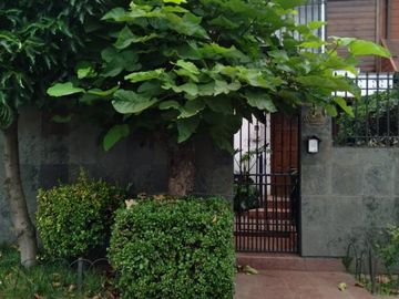 Casa de Dos Pisos en Avda Pdte Ibañez