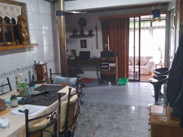 Casa de Dos Pisos en Avda Pdte Ibañez