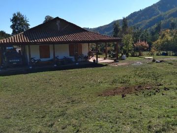 Linda Parcela con casa de 400 Mts2 construìdos y Camping