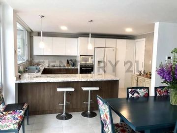 Se vende casa de 4 dormitorios con patio en Tumbaco