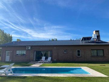Chalet en venta de 4 dormitorios c/ cochera en Rama Caída