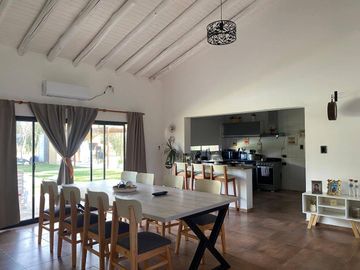 Chalet en venta de 4 dormitorios c/ cochera en Rama Caída