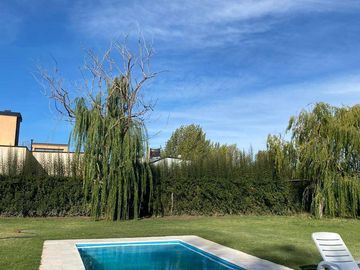 Chalet en venta de 4 dormitorios c/ cochera en Rama Caída