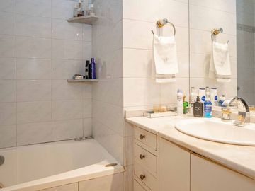 Venta departamento tipo piso cochera fija Seg 24 h