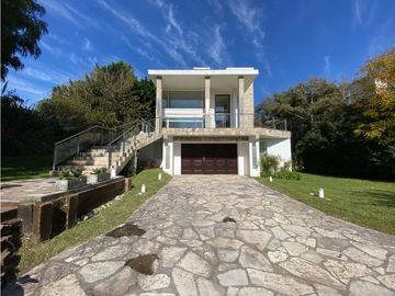 CASA LUXURY EN CARILÓ ALQUILER TEMPORAL A METROS DEL MAR