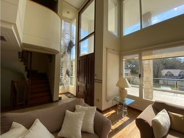CASA LUXURY EN CARILÓ ALQUILER TEMPORAL A METROS DEL MAR